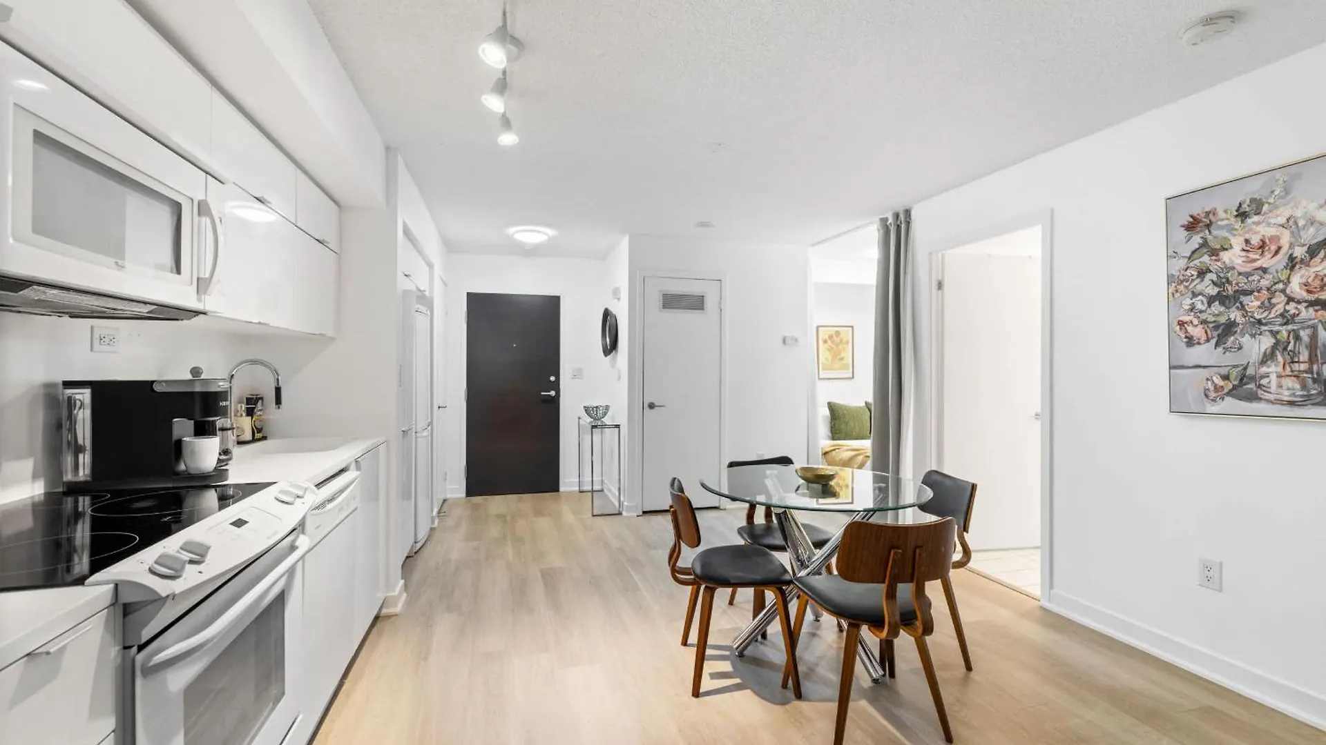 Apartment Modern Comfort 2-Br Downtown Toronto Getaway