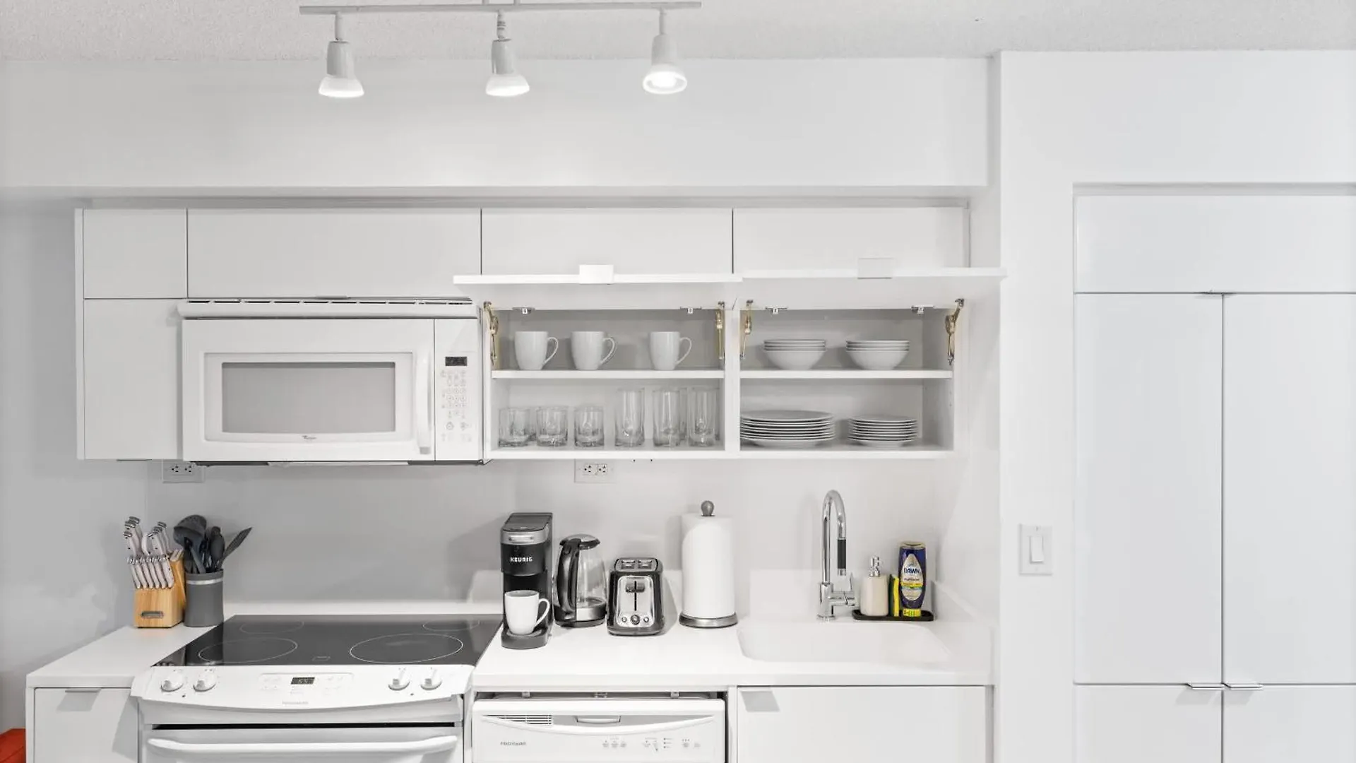 Modern Comfort 2-Br Downtown Toronto Getaway Apartment