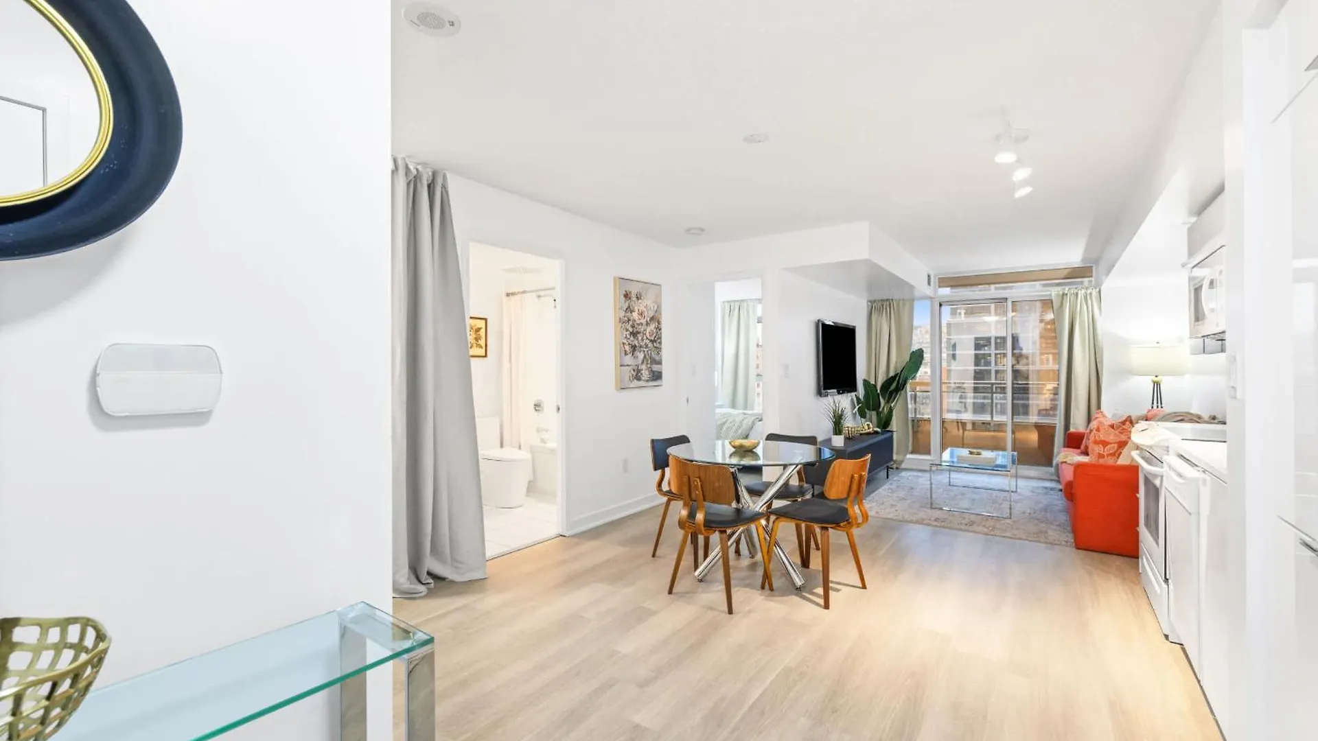 Modern Comfort 2-Br Downtown Toronto Getaway