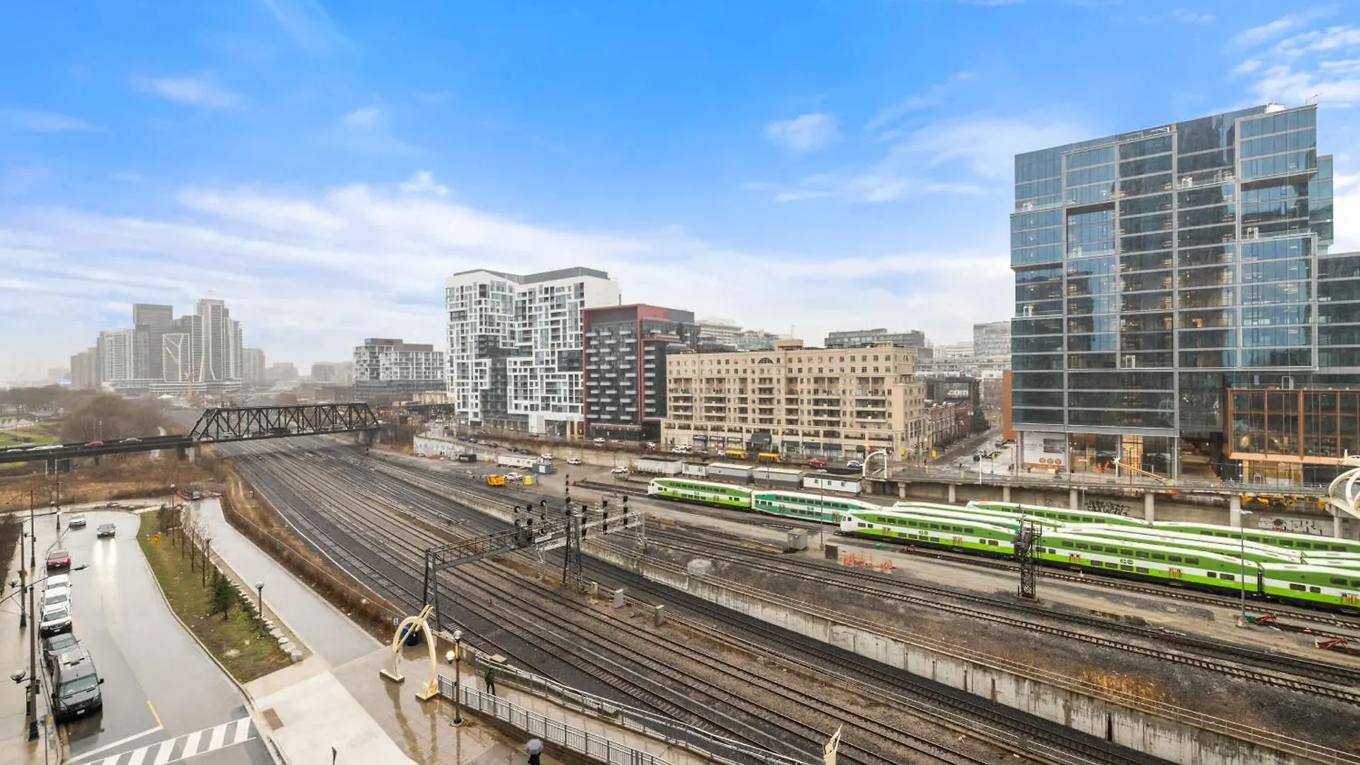 Modern Comfort 2-Br Downtown Toronto Getaway Apartment