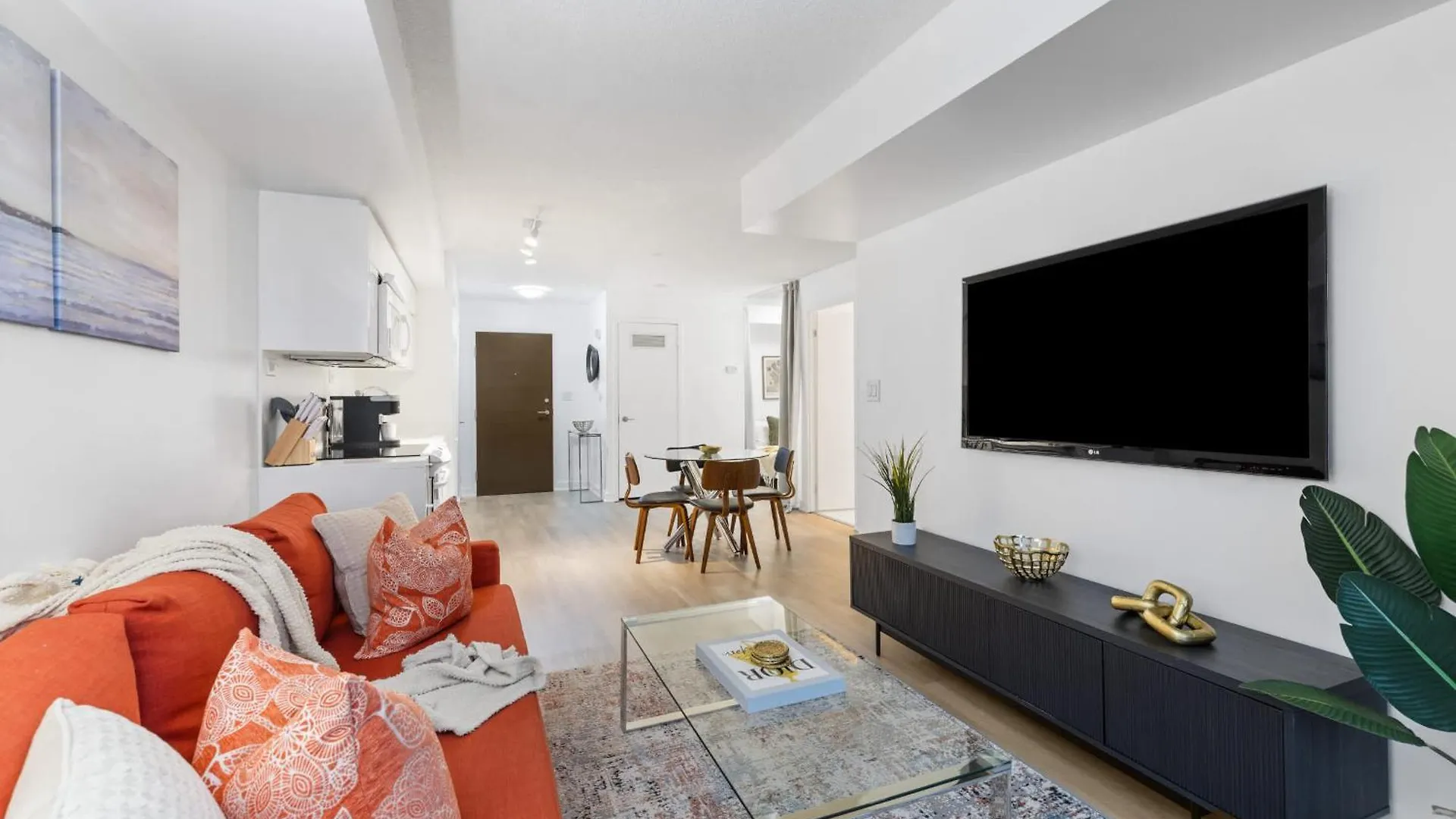 Modern Comfort 2-Br Downtown Toronto Getaway Apartment