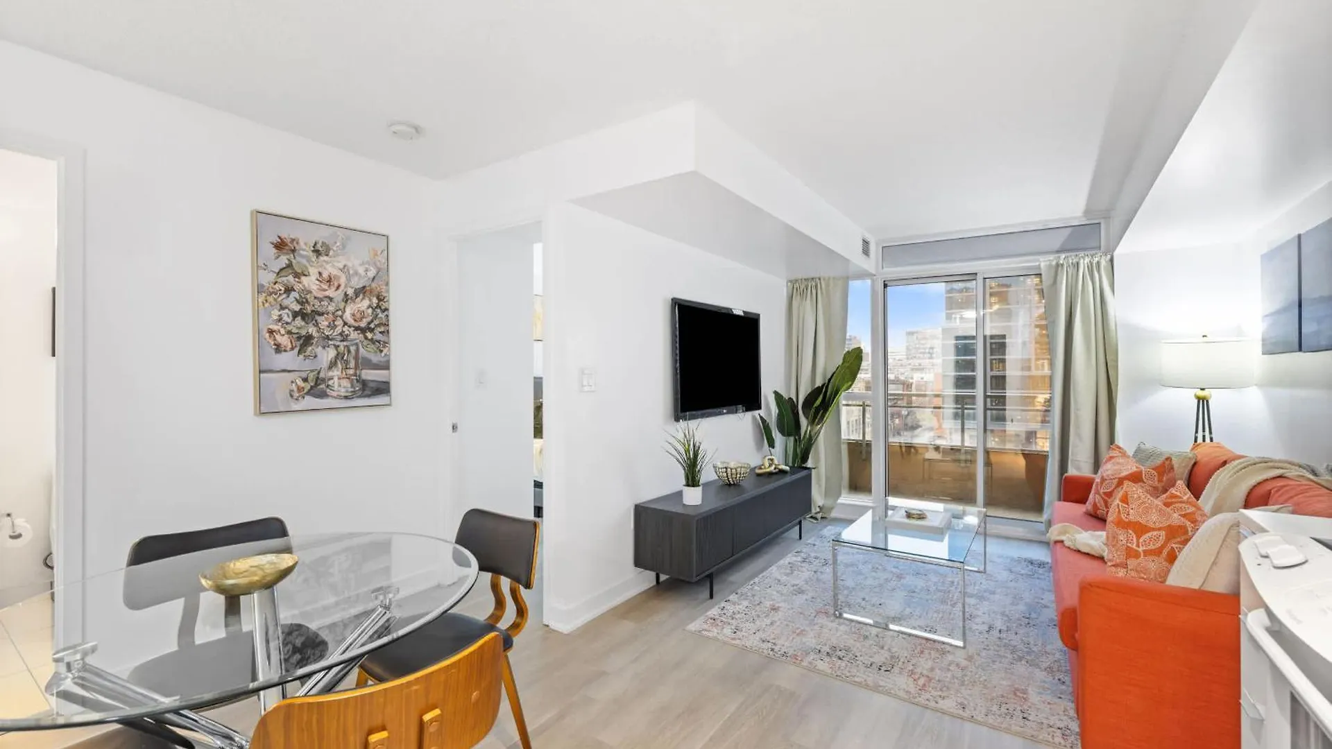 Modern Comfort 2-Br Downtown Toronto Getaway