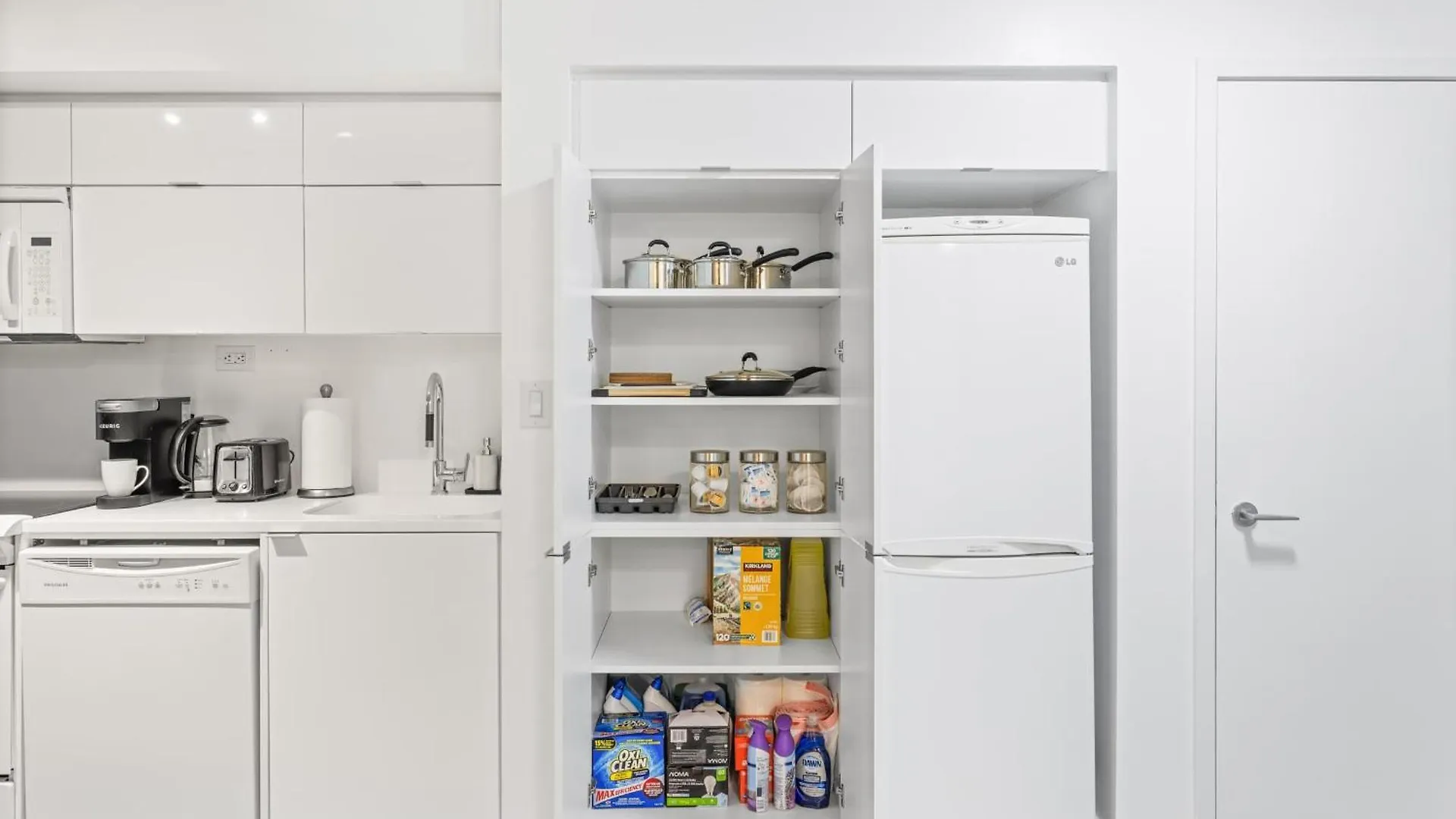 Apartment Modern Comfort 2-Br Downtown Toronto Getaway