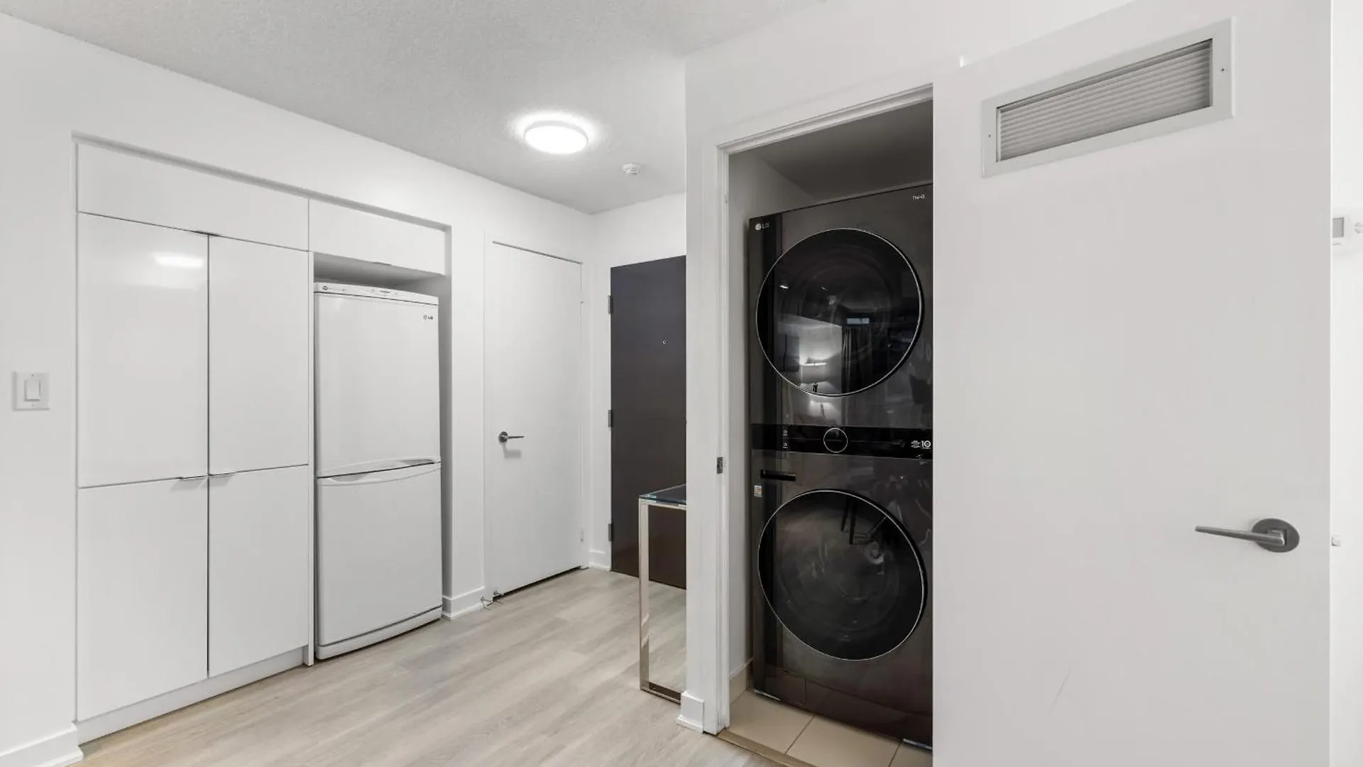 Modern Comfort 2-Br Downtown Toronto Getaway Apartment