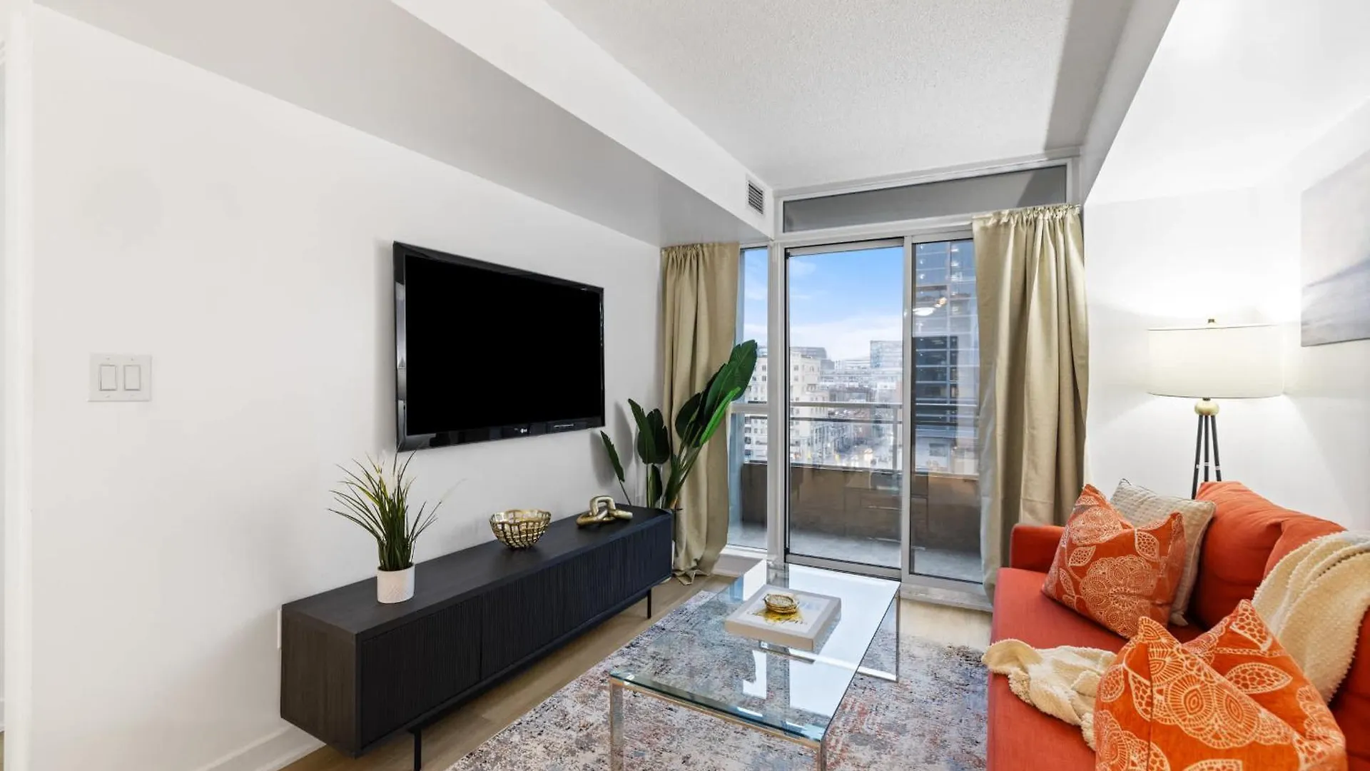 Modern Comfort 2-Br Downtown Toronto Getaway Apartment