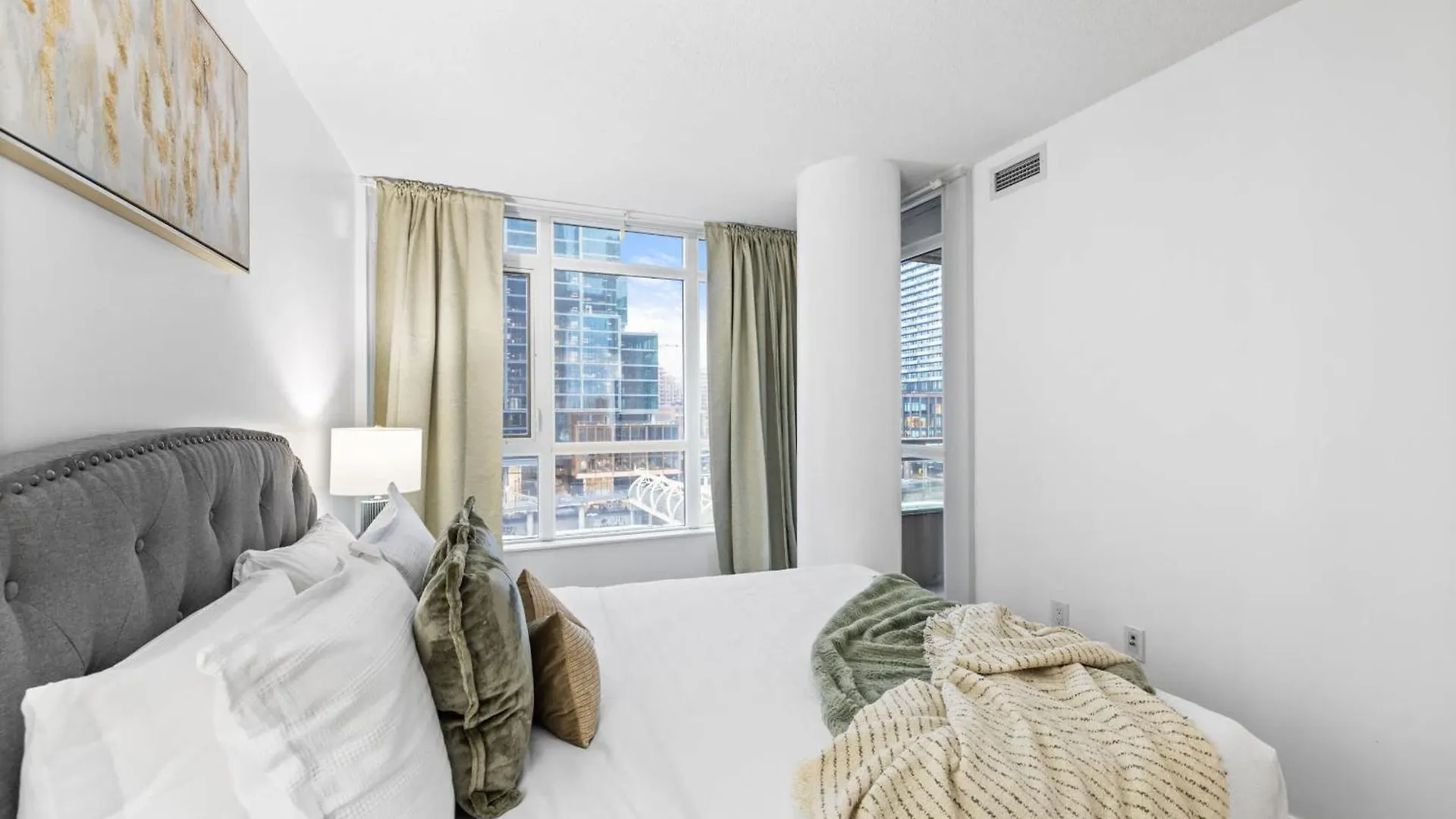 Modern Comfort 2-Br Downtown Toronto Getaway