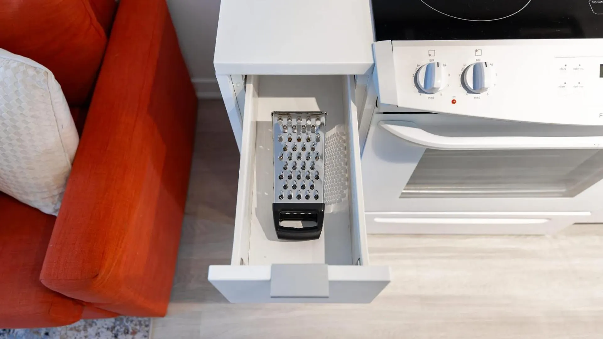 Modern Comfort 2-Br Downtown Toronto Getaway