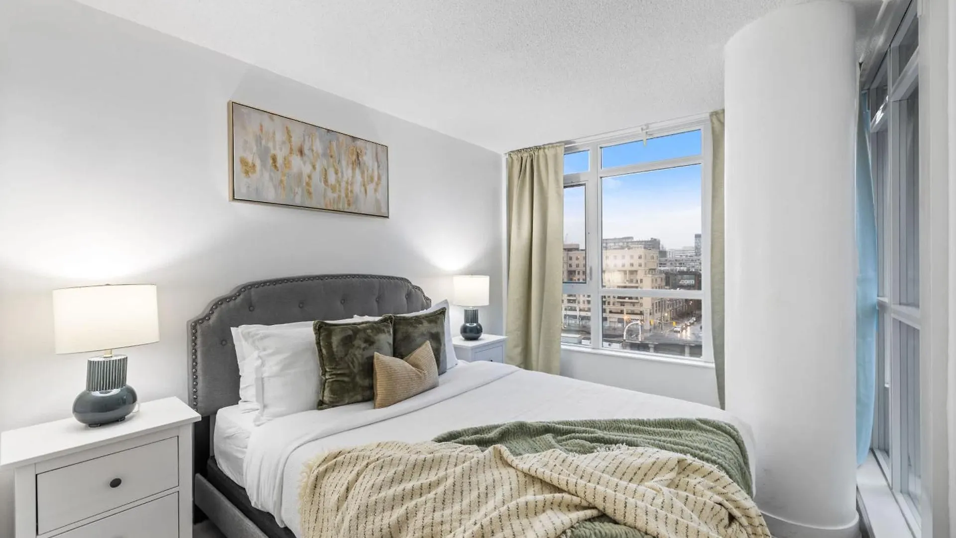 Modern Comfort 2-Br Downtown Toronto Getaway Apartment