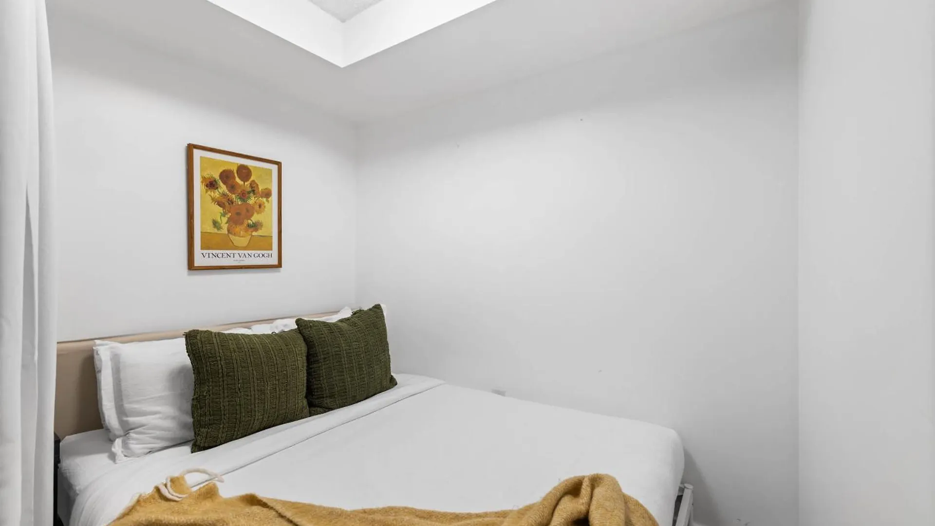 Modern Comfort 2-Br Downtown Toronto Getaway Apartment