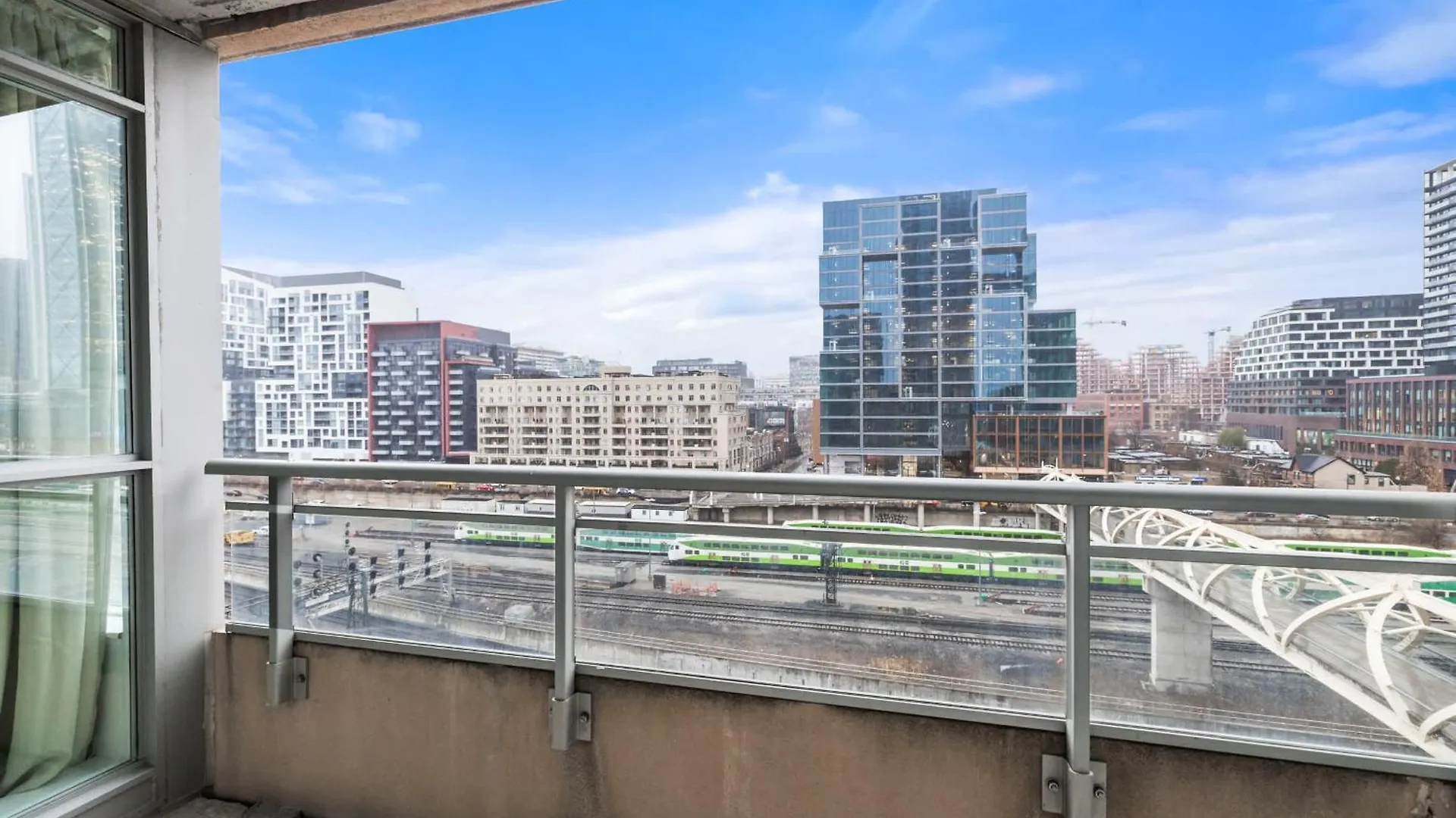 Modern Comfort 2-Br Downtown Toronto Getaway